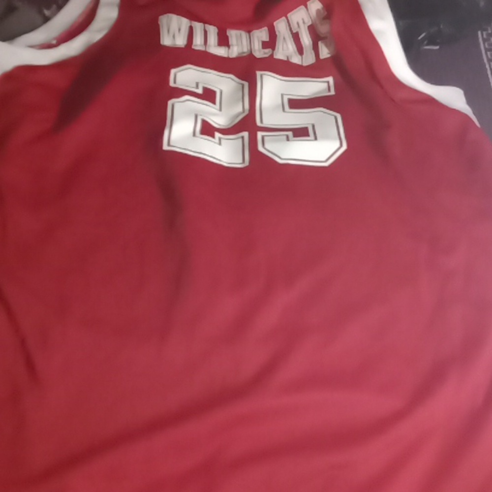 Men's athletic top